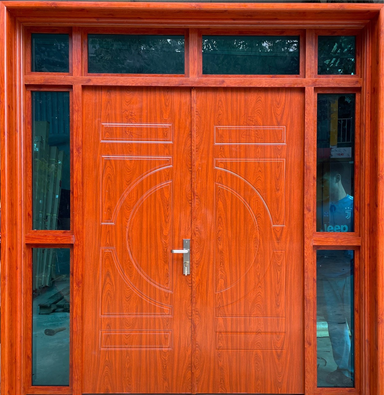 Hướng dẫn cách chọn cửa nhôm vân gỗ nguyên tấm phù hợp
