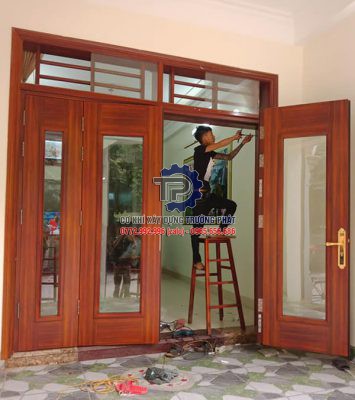 Cửa nhôm nguyên tấm vân gỗ đẹp giá rẻ thi công lắp đặt tại Vũng Tàu
