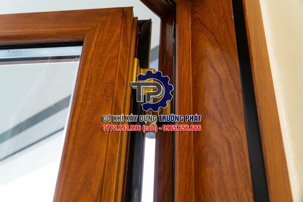 Cửa nhôm nguyên tấm vân gỗ đẹp giá rẻ thi công lắp đặt tại Cẩm Mỹ