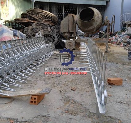 Làm hàng rào chông sắt tại Long Điền
